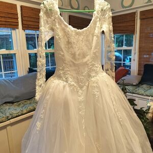 Vera Wang White Lace Wedding Dress